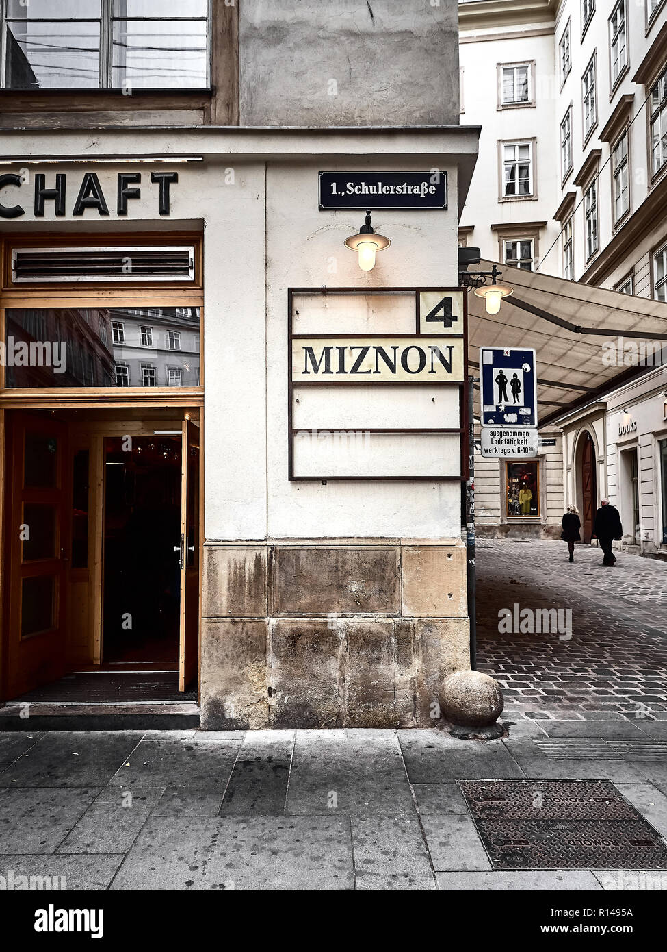 Wien, Österreich - November 1, 2018 - Blick auf einen Shop in Wien in der Nähe des Stadtzentrums. Leute gehen herum, um Einkaufen zu gehen und die Stadt besichtigen Stockfoto
