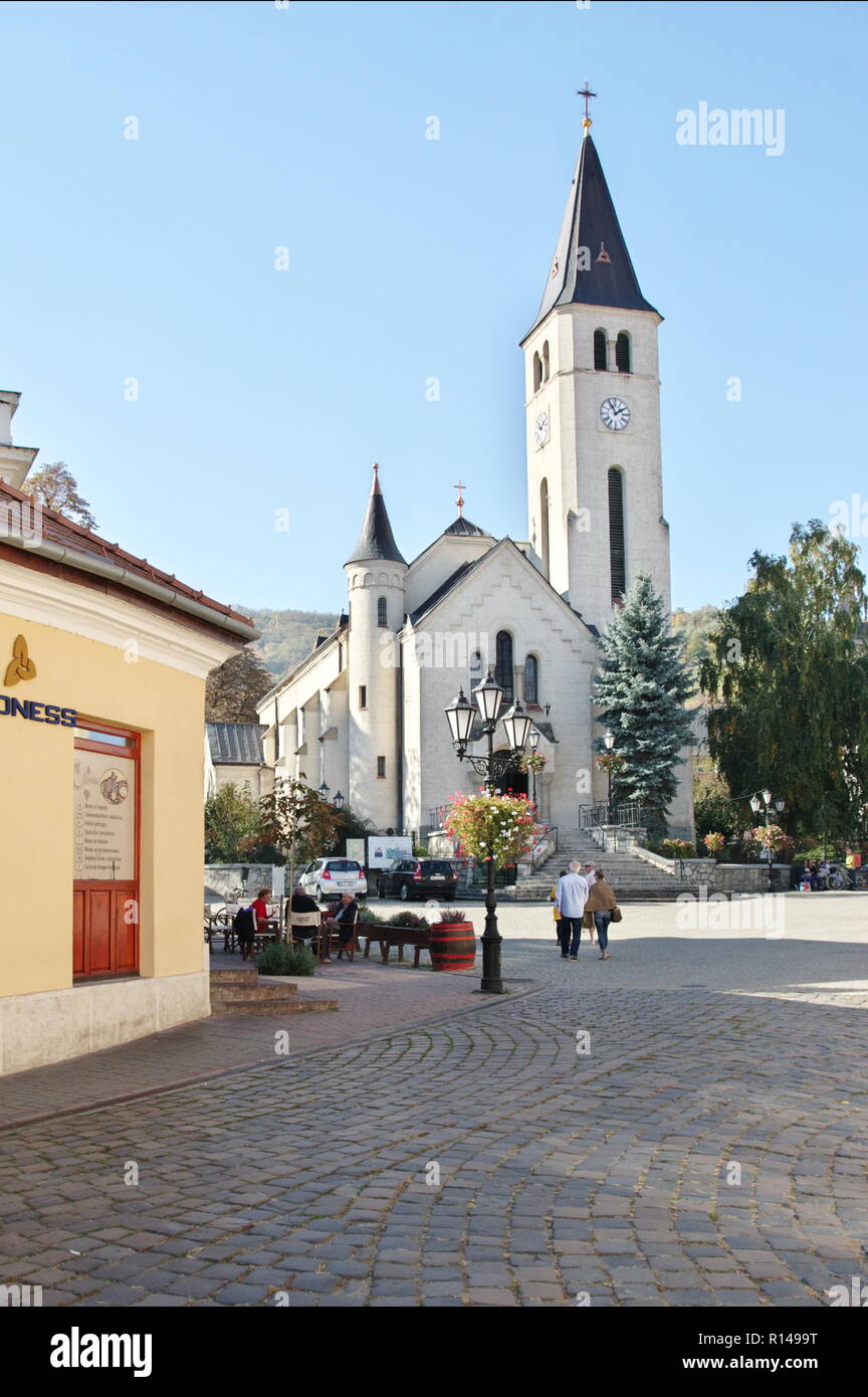 Tokaj, Ungarn - Oktober 16, 2018: Kossuth Ter, im Zentrum der Stadt. Blick auf die Herz Jesu Kirche. Stockfoto