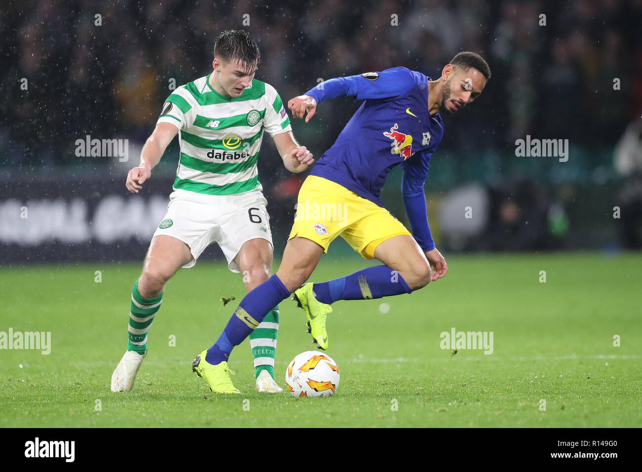 Celtic's Kieran Tierney und Leipziger Matheus Cunha Kampf um den Ball während der UEFA Europa League, Gruppe B Spiel im Celtic Park, Glasgow. Stockfoto