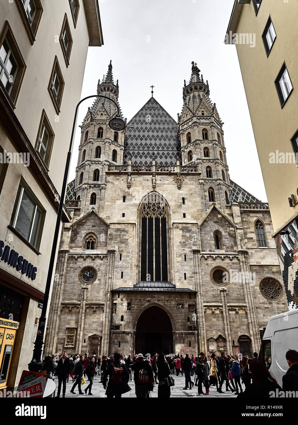 Wien, Österreich - November 1, 2018 - Blick auf den Stephansdom in Wien. Die Menschen sind zu Fuß unterwegs, um Einkaufen zu gehen und die Stadt besichtigen Stockfoto