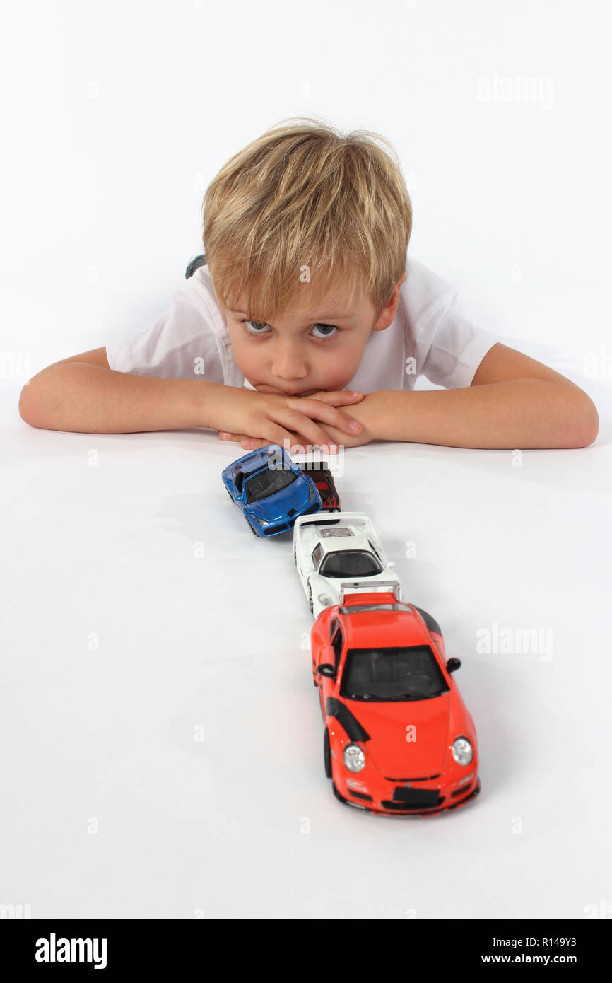 Kind Junge spielt mit Spielzeugautos in einem Studio Stockfoto
