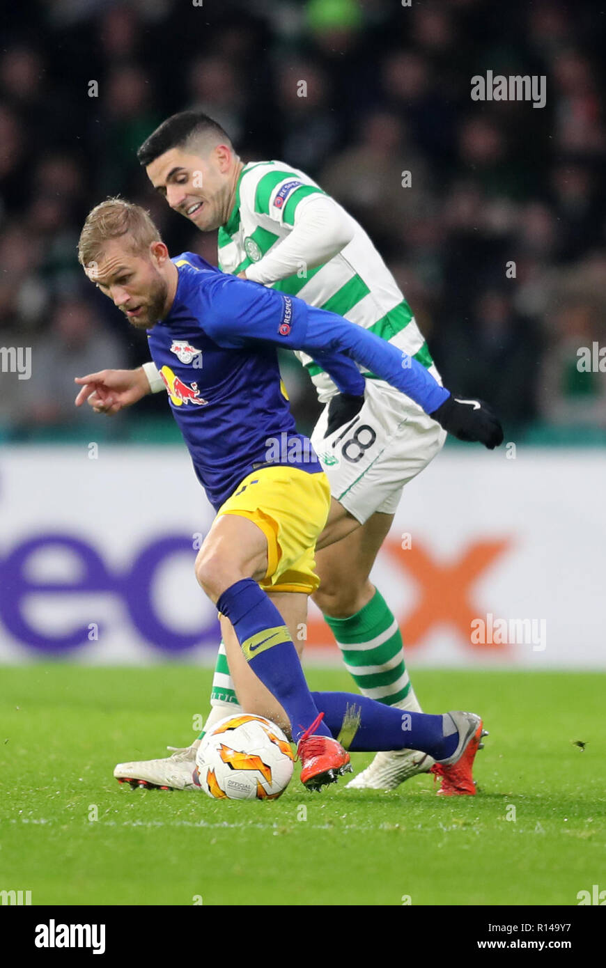 Celtic ist Tom Rogic und Leipziger Konrad Laimer Kampf um den Ball während der UEFA Europa League, Gruppe B Spiel im Celtic Park, Glasgow. Stockfoto