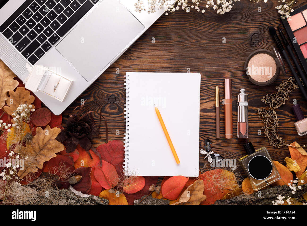 Hochzeit Ring in weißer Geschenkbox, Laptops und Notebooks Stockfoto