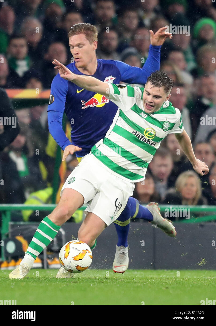 Celtic ist James Forrest und Leipzig Marcel Halstenberg Kampf um den Ball während der UEFA Europa League, Gruppe B Spiel im Celtic Park, Glasgow. Stockfoto