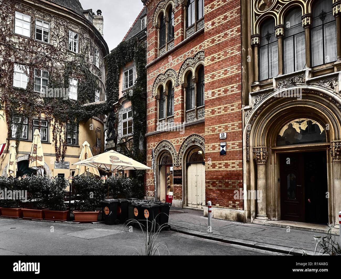 Wien, Österreich - November 1, 2018 - Blick auf eine Ecke in Wien. Die Gebäude auf der rechten Seite ist die Heilige Dreifaltigkeit der Griechisch-orthodoxen Kirche Stockfoto Wien, Österreich - November 1, 2018 - Blick auf eine Ecke in Wien. Die Gebäude auf der rechten Seite ist die Heilige Dreifaltigkeit der Griechisch-orthodoxen Kirche Stockfoto