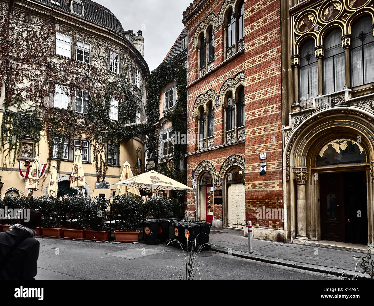 Wien, Österreich - November 1, 2018 - Blick auf eine Ecke in Wien. Die Gebäude auf der rechten Seite ist die Heilige Dreifaltigkeit der Griechisch-orthodoxen Kirche. Menschen sind besuchen Sie Stockfoto Wien, Österreich - November 1, 2018 - Blick auf eine Ecke in Wien. Die Gebäude auf der rechten Seite ist die Heilige Dreifaltigkeit der Griechisch-orthodoxen Kirche. Menschen sind besuchen Sie Stockfoto