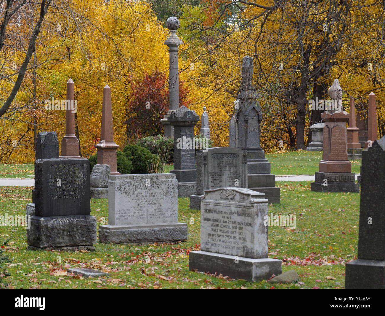 Mount Pleasant Friedhof ist ein alter Friedhof in einem Park mit alten Bäumen, die sich auf spektakuläre Farben im Herbst. Stockfoto