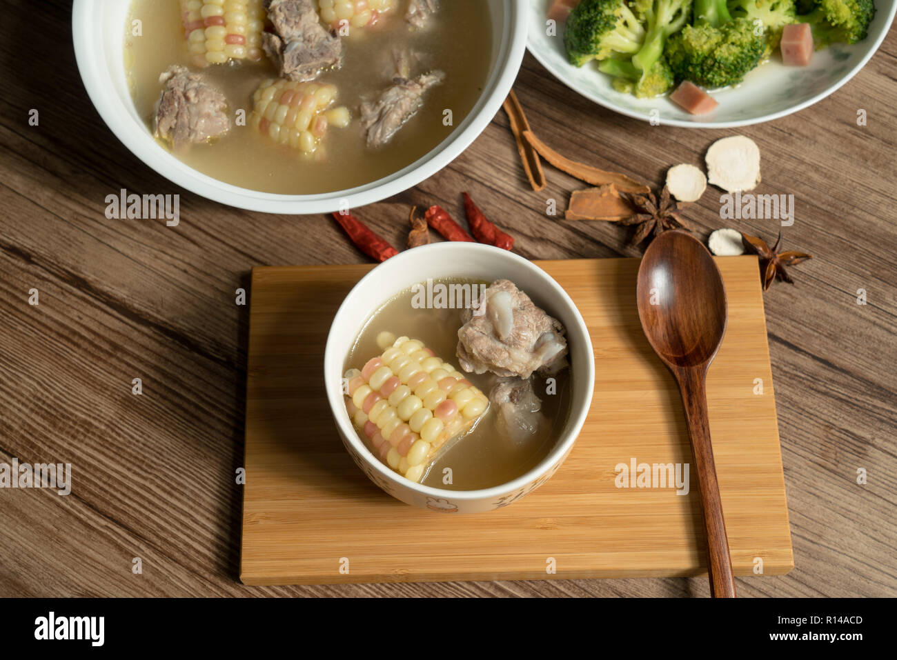 Traditionelles Chinesisch essen, Mais und Spareribs Suppe Stockfoto