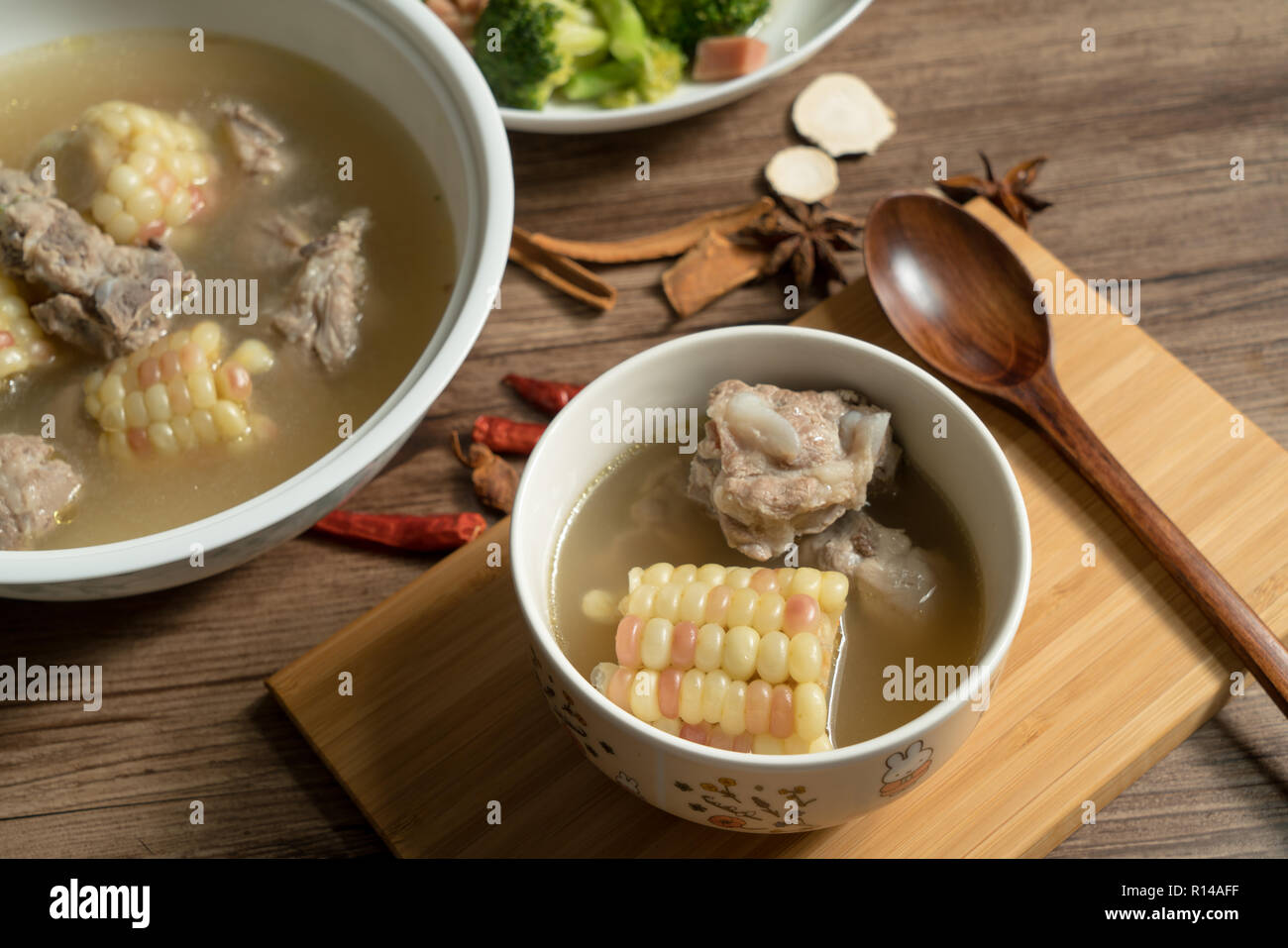 Traditionelles Chinesisch essen, Mais und Spareribs Suppe Stockfoto