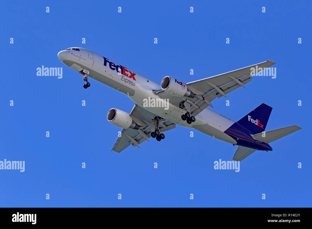 FedEx 767 Jet in Huntington Beach Airshow flying Stockfoto