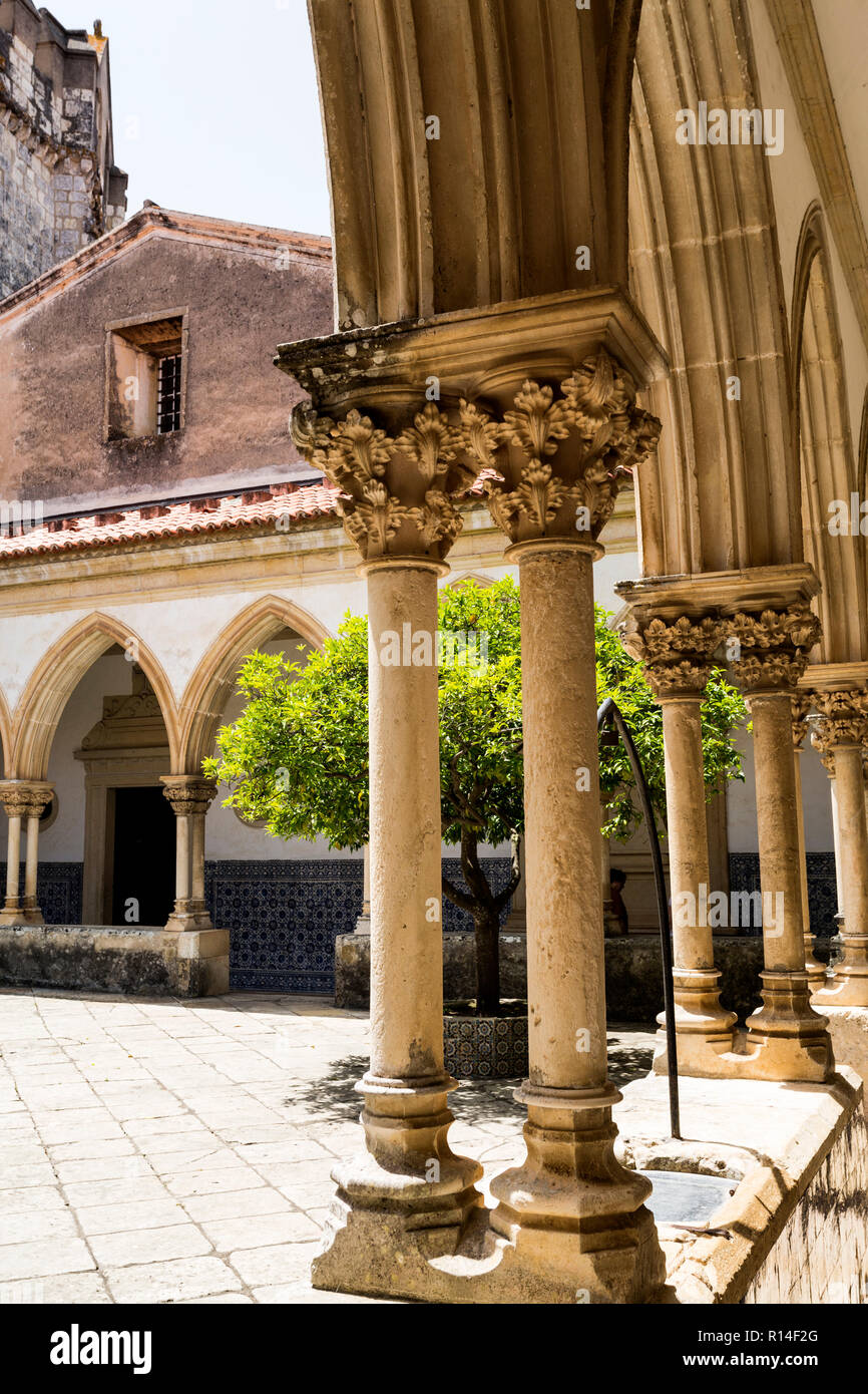 Detail der 2 Säulen und Kapitelle mit pflanzlichen Motiven des Friedhofs Kreuzgang, in Tomar, Portugal Stockfoto