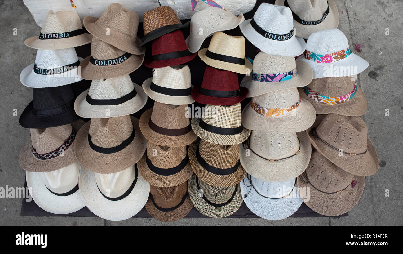 Panama Hüte für den Verkauf auf der Straße von Cartagena de Indias, Kolumbien. Okt 2018 Stockfoto