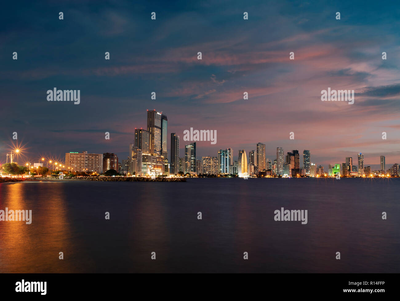 Skyline von Bocagrande in der Nacht. Cartagena de Indias, Kolumbien. Okt 2018 Stockfoto