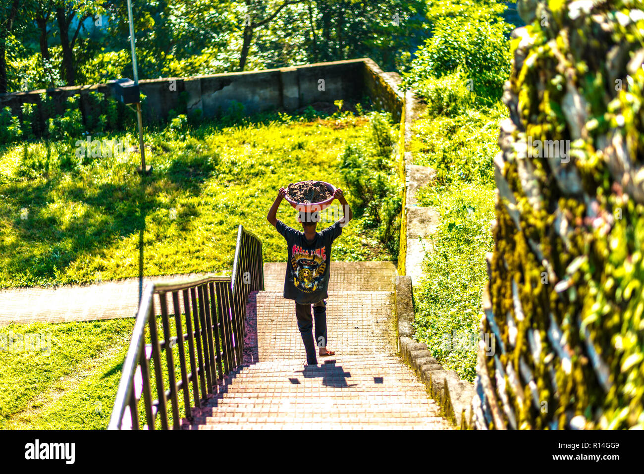Kinderarbeit in Indien Nepal Jauljibi-Grenze, Uttrakhand Stockfoto