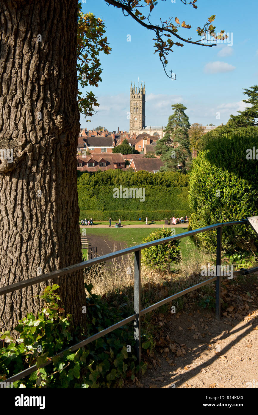 Blick vom Schloss Damm über St Marys Kirche von Warwick Stadt Stockfoto