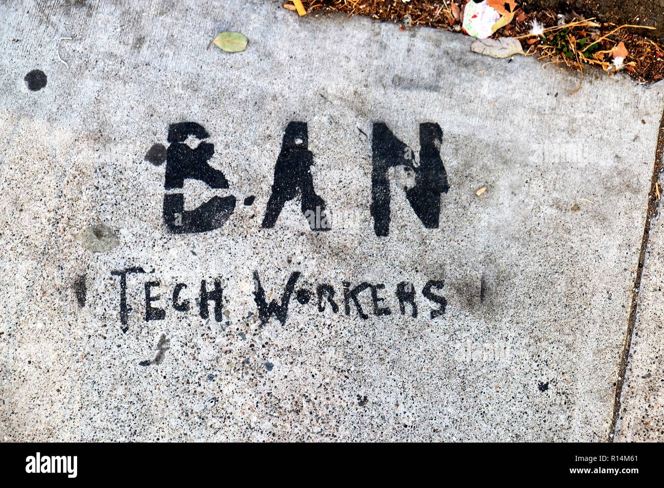 "Ban Tech Arbeitnehmer Schablone auf Bürgersteig in San Francisco, Kalifornien, USA; Protest gegen den Zustrom und die Auswirkungen der Technologie beschäftigte. Stockfoto