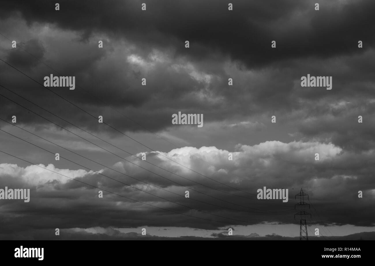 Fantastischer Blick auf die dunklen bewölkten Himmel. Dramatischer Himmel Stockfoto