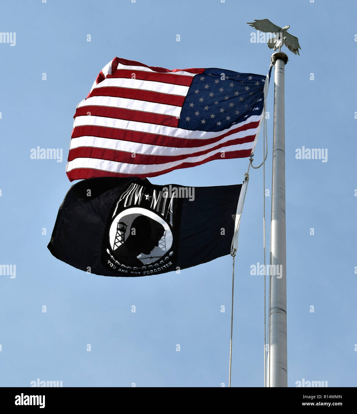 Schwarze Flagge POW MIA und die amerikanische Flagge, am Veterans Memorial Park, Union City, Kalifornien Stockfoto