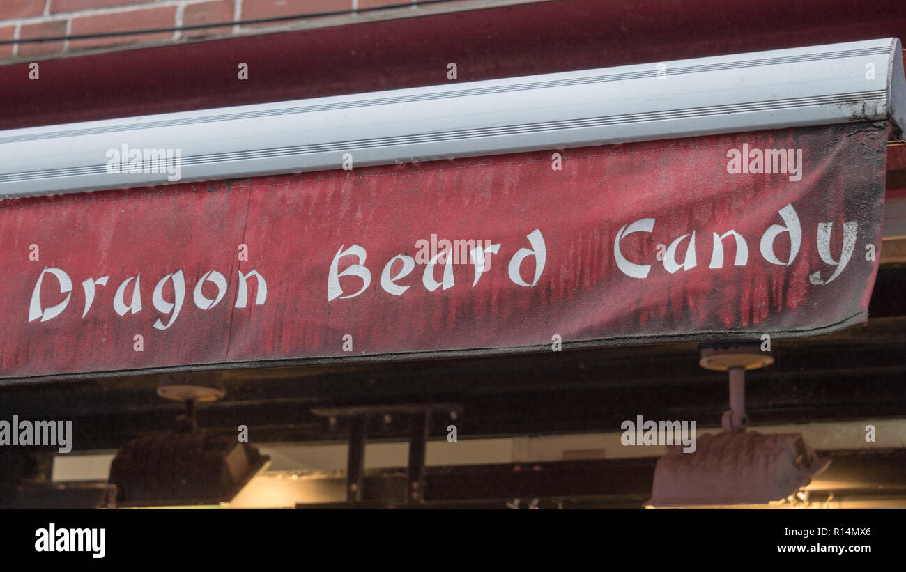 Verblasste Shop Markise 'Dragon Bart Candy "Chinatown, Montreal Stockfoto