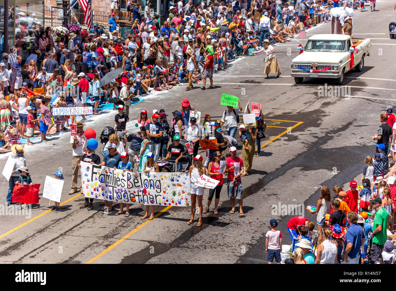 TELLURIDE, Colorado, USA - Juli 4, 2018 - Jährliche Independence Day Parade, Telluride, Colorado Colorado Avenue - Banner" Familien gehören zusammen." Stockfoto