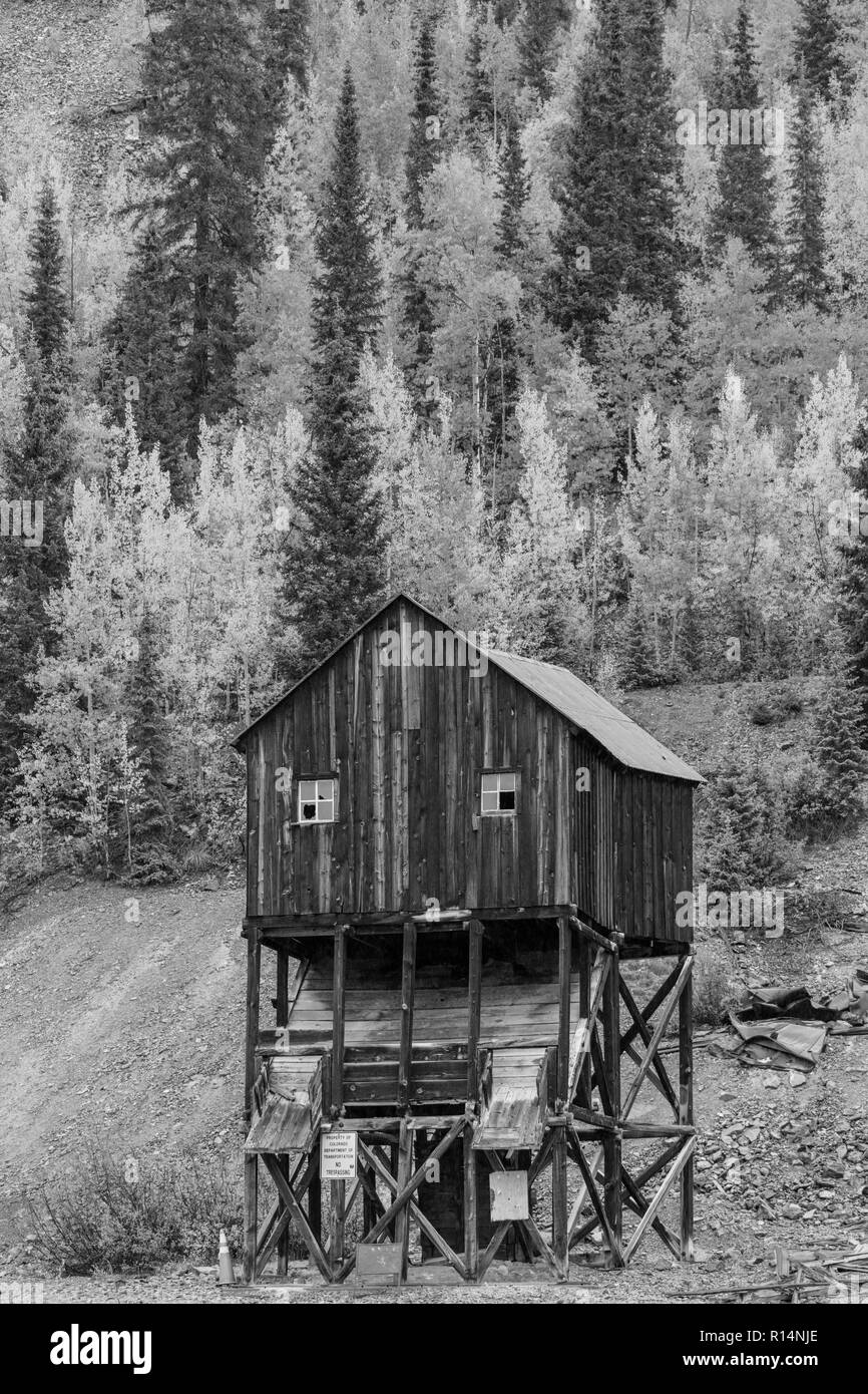 September 19, 2018. Silverton, Colorado, USA - Historische verlassenen Mine in Schwarz und whiite außerhalb von Silverton Colorado an der Route 550 Stockfoto