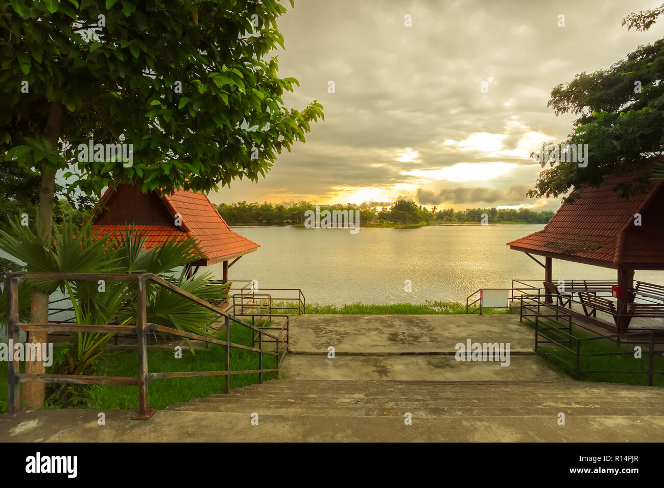Blick auf den See am Morgen mal in der Provinz Sukhothai, Thailand. Stockfoto