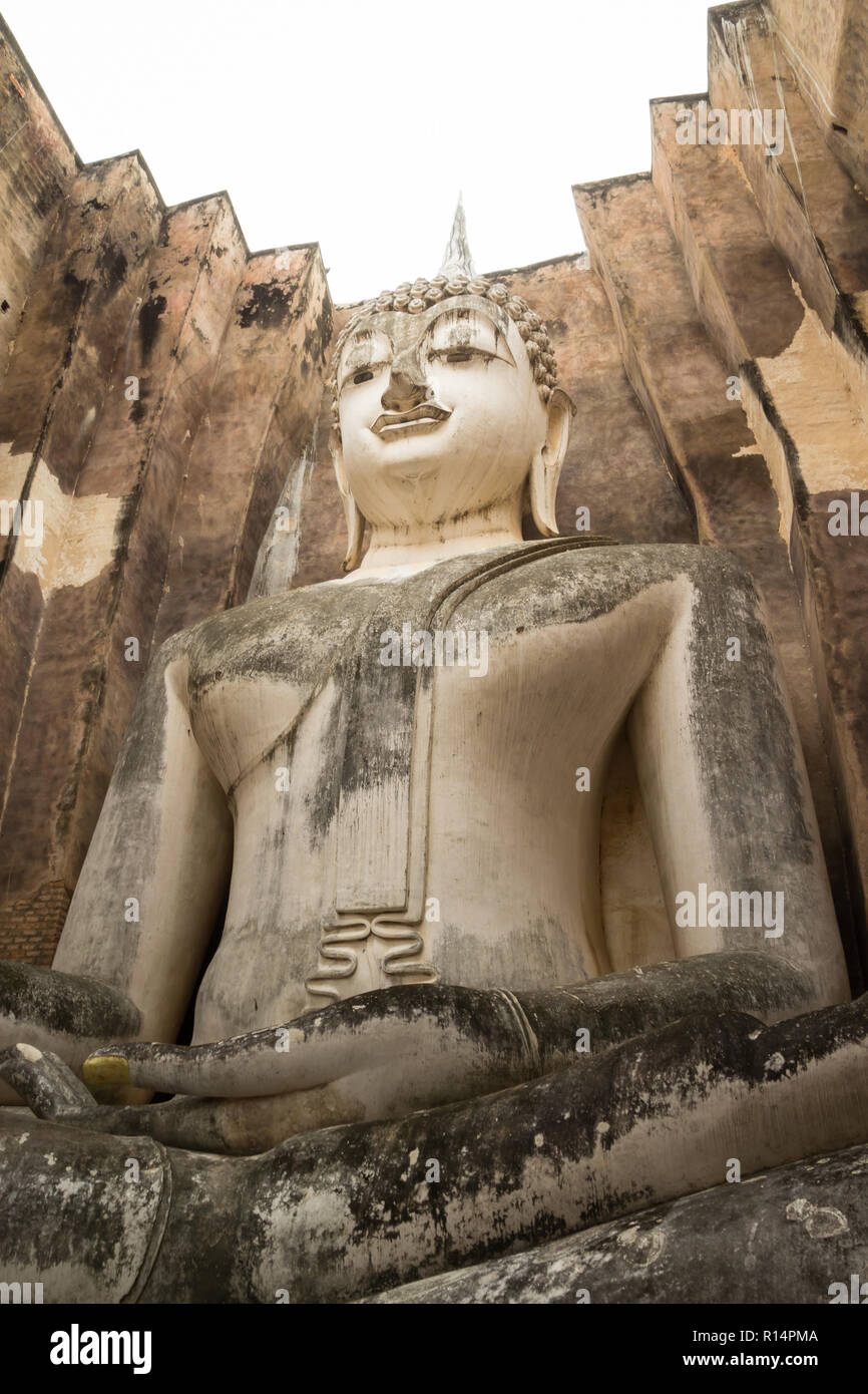 13. jahrhundert Tempel Verankerung, die größte Buddhastatue in Sukhothai, Thailand. Phra Achana im Wat Si Chum. Stockfoto