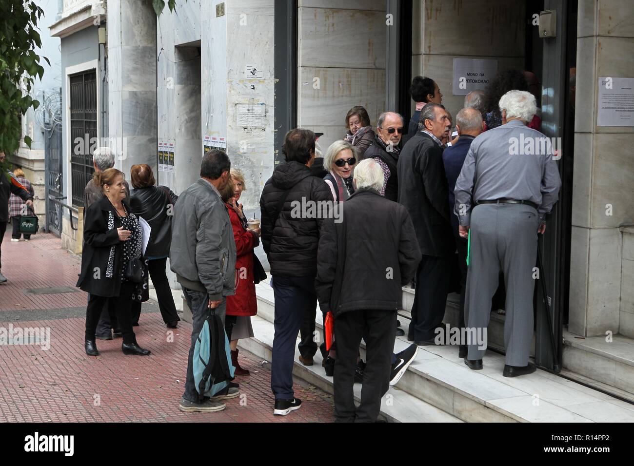 Das tägliche Leben in Athen. Rentner sind in der Schlange bei der öffentlichen Service serviert werden. Stockfoto