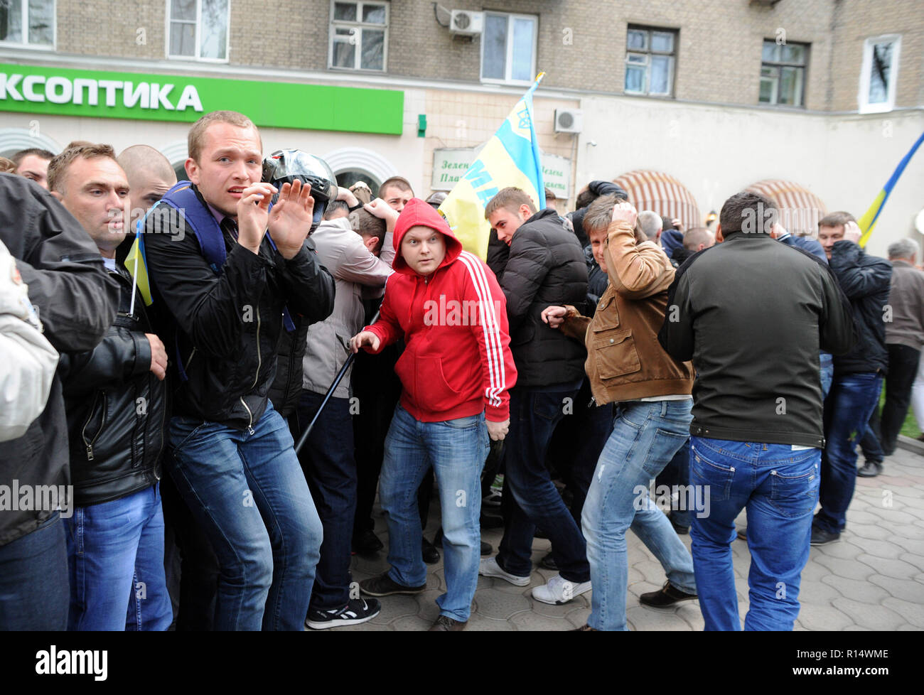 April 28, 2014 - Donezk, Ukraine: Ukrainer, die friedlich für die Bewahrung der Einheit des Landes gezeigt, reagieren mit Angst, als sie unter Beschuss von pro-russischen Separatisten. Die pro-russische separatistische Gruppe, meist Jugendliche in Balaclava, dann feierten ihren Aktionen durch schreien Sie hatten zertrümmerte 'Faschisten'. Une Manifestation pacifique en faveur de l'unite de l'Ukraine Donetsk est brutalement dispersee Gleichheit des Gruppen separatistes pro-Russes armes de Schlagstöcke et, schneckaufkommen Gießen, d'armes blanches et de pistolets. Il s'agit de La Derniere vorläufige des Partisanen de l'unite Stockfoto