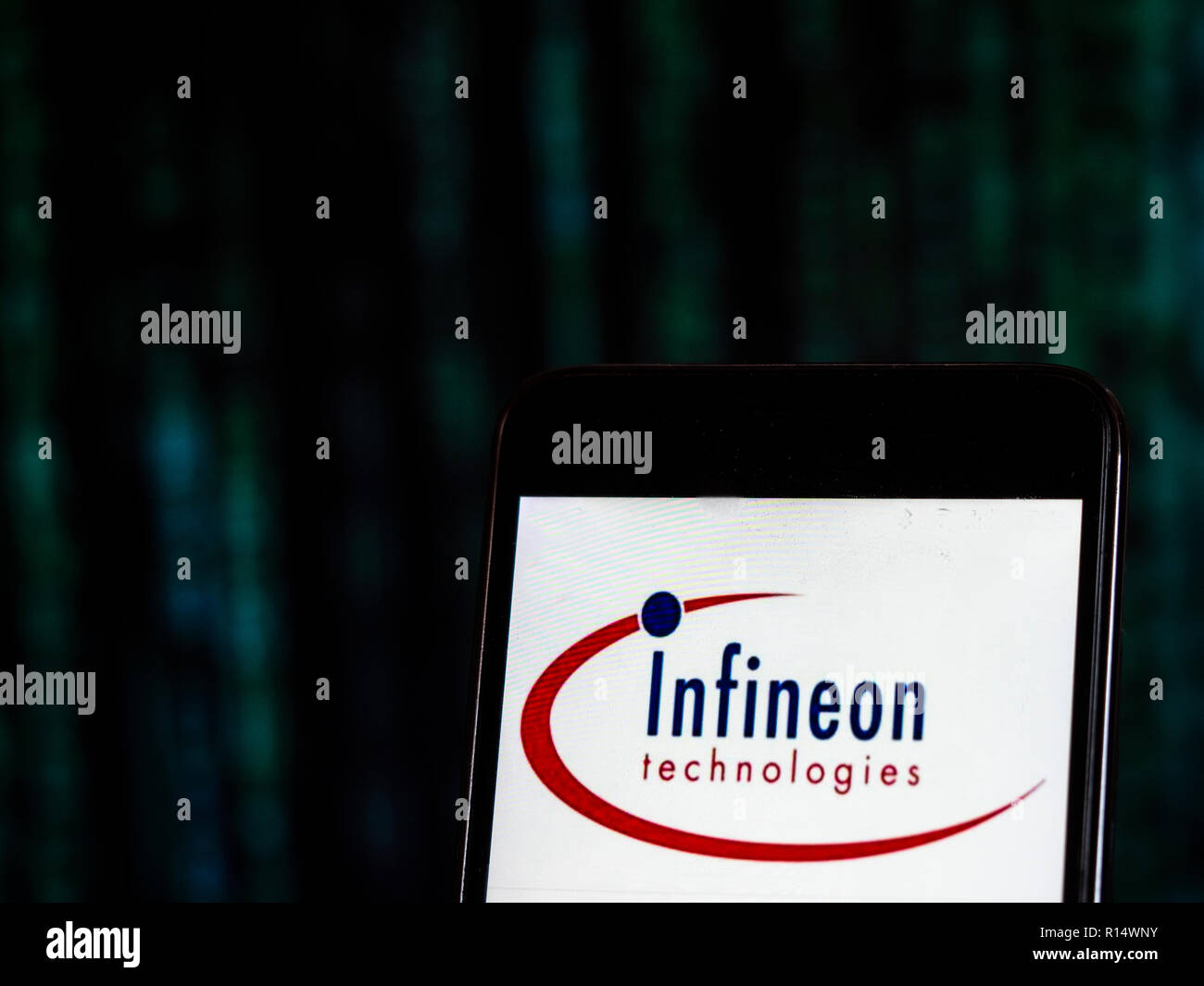 Infineon Technologies Semiconductor Manufacturing Company Logo auf dem Smartphone angezeigt. Die Infineon Technologies AG ist ein deutscher Halbleiterhersteller. Zum 30. September 2016, Infineon hatte 36,299 Mitarbeiter weltweit. Stockfoto