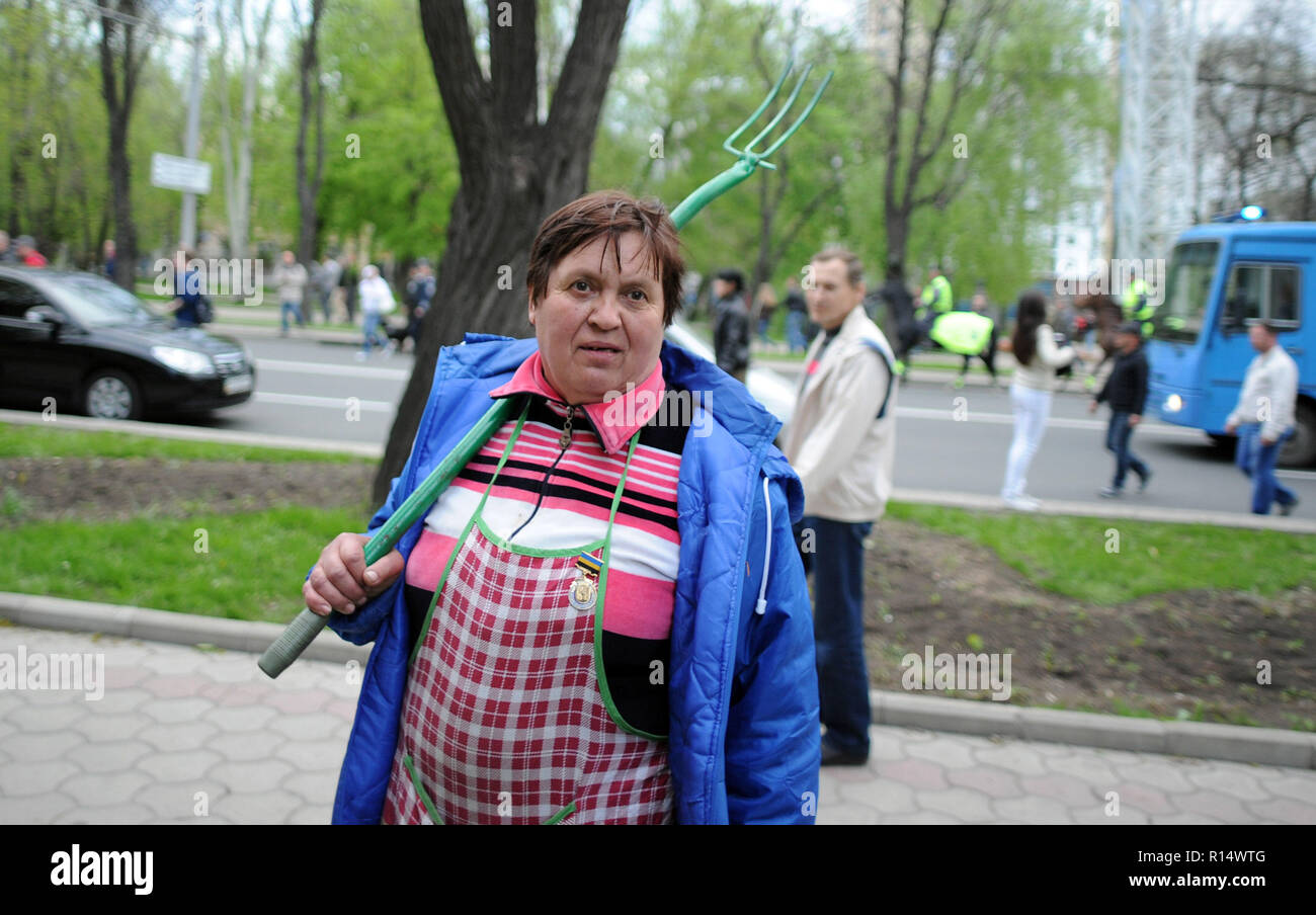 April 28, 2014 - Donezk, Ukraine: eine prro - Russland Frau nimmt teil an dem Angriff auf die Ukrainer, die friedlich für die Erhaltung der Einheit ihres Landes demonstriert. Die pro-russische separatistische Gruppe, meist Jugendliche in Balaclava, dann feierten ihren Aktionen durch schreien Sie hatten zertrümmerte 'Faschisten'. Une Manifestation pacifique en faveur de l'unite de l'Ukraine Donetsk est brutalement dispersee Gleichheit des Gruppen separatistes pro-Russes armes de Schlagstöcke et, schneckaufkommen Gießen, d'armes blanches et de pistolets. Il s'agit de La Derniere vorläufige des Partisanen de l'ukrainienne de Unite verunreinigt Stockfoto