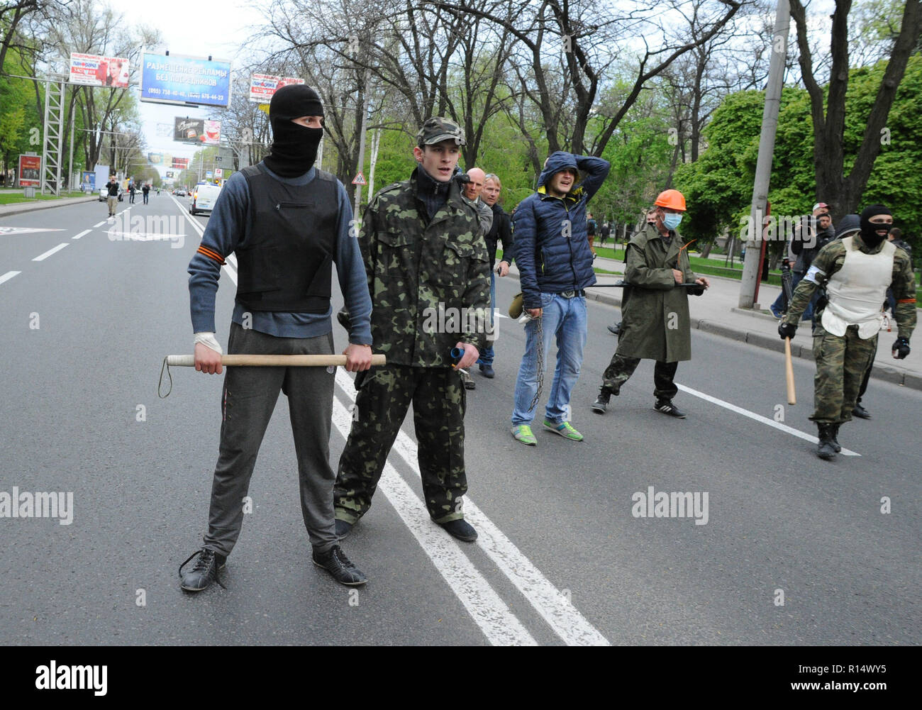 April 28, 2014 - Donezk, Ukraine: Pro-Russia militanten Ukrainer angriff, die friedlich für die Erhaltung der Einheit ihres Landes demonstriert. Die pro-russische separatistische Gruppe, meist Jugendliche in Balaclava, dann feierten ihren Aktionen durch schreien Sie hatten zertrümmerte 'Faschisten'. Une Manifestation pacifique en faveur de l'unite de l'Ukraine Donetsk est brutalement dispersee Gleichheit des Gruppen separatistes pro-Russes armes de Schlagstöcke et, schneckaufkommen Gießen, d'armes blanches et de pistolets. Il s'agit de La Derniere vorläufige des Partisanen de l'unite ukrainienne de Entweihten dans les rues. La Stockfoto
