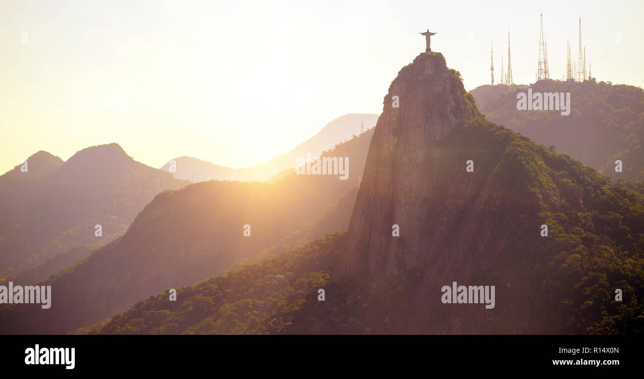 Abend Hügel mit Statue von Jesus in Rio de Janeiro Zusammenfassung ...