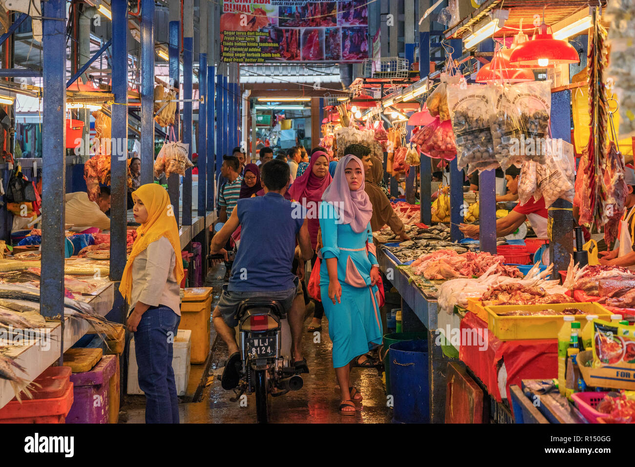 KUALA LUMPUR, Malaysia - 22. Juli: Chow Kit Marktständen verkaufen frische lokale meatn und Fisch am 22. Juli 2018 in Kuala Lumpur Stockfoto