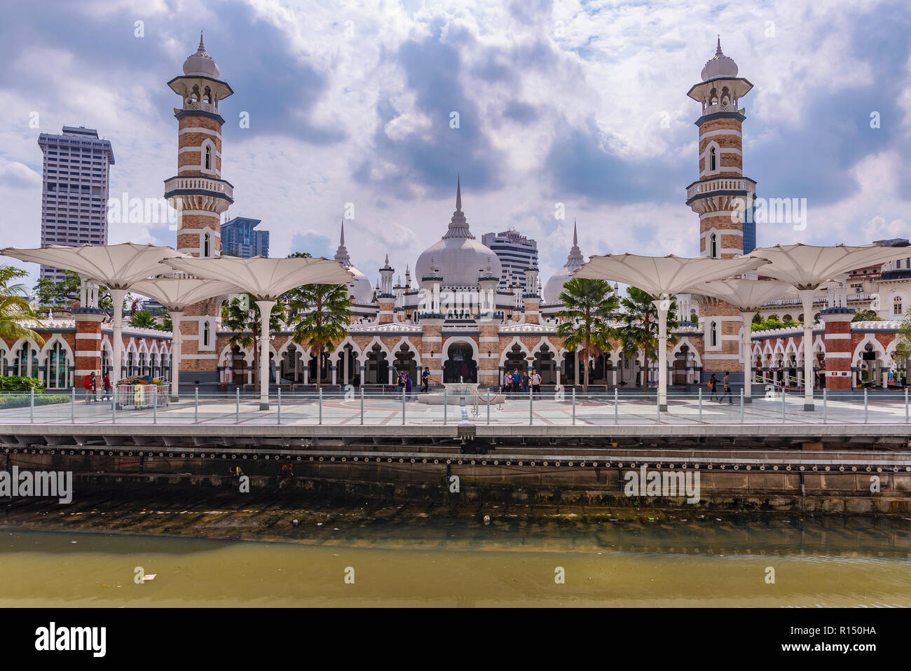 KUALA LUMPUR, Malaysia - 22. Juli: Masjid Jamek mosqe, eine historische traditionelle Moschee entlang dem Fluss des Lebens am 22. Juli 2018 in Kuala Lumpur Stockfoto