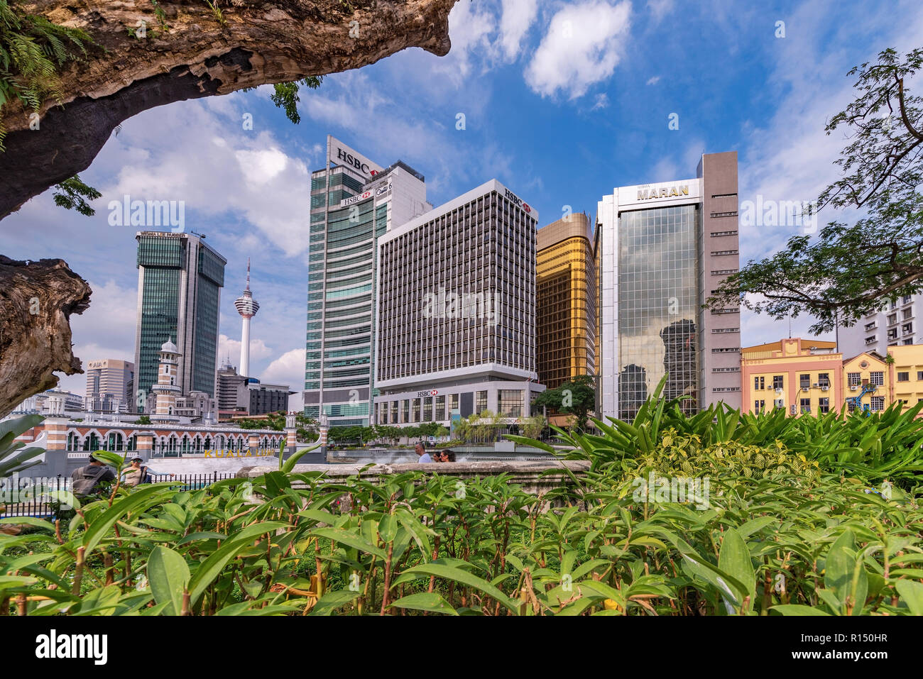 KUALA LUMPUR, Malaysia - 22. Juli: Blick auf moderne Stadt Gebäude und Natur entlang der berühmten Fluss des Lebens in der Innenstadt am 22. Juli 2018 in der Kua Stockfoto