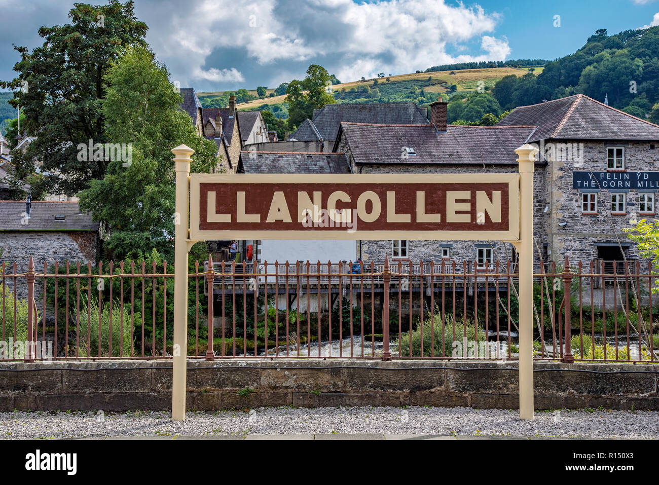 LLANGOLLEN, Großbritannien - 04 September: Llangollen Railway Station Plattform mit traditionellen walisischen Häuser im Hintergrund Am 04. September 2018 i Stockfoto