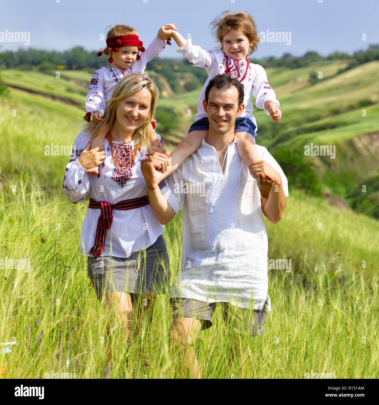 Gerne Ukrainische Familie im Freien Stockfoto