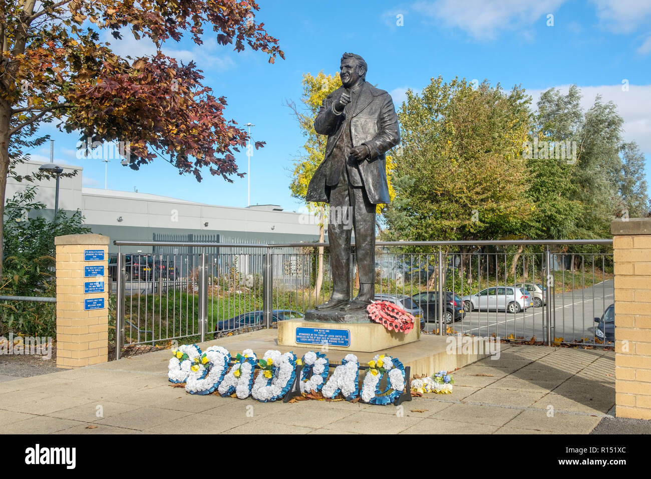 Statue von Don Izer außerhalb der Elland Road Stadium. Don Izer war der Manager, der Leeds Uniteds große Leeds Team der 1960er- und 1970er-Jahren erstellt. Stockfoto