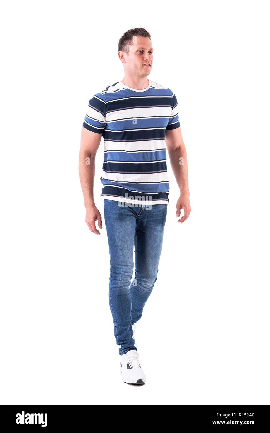 Cooler lässiger Mann mit T-Shirt und Jeans leger Wandern. Voller Körper auf weißem Hintergrund. Stockfoto