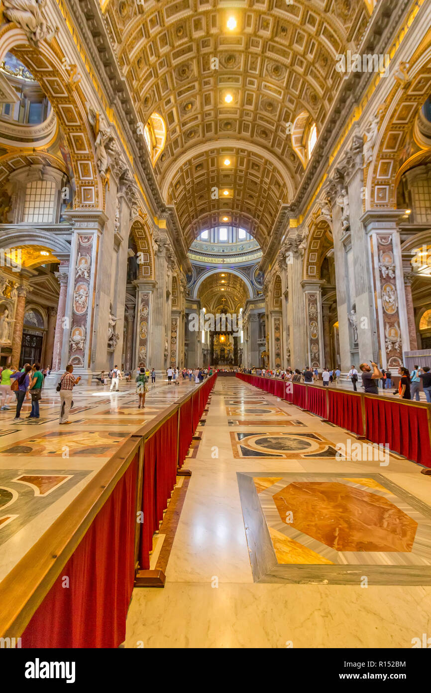Vatikan VATIKAN - 13. Juni 2017: St. Peter Kirche im Vatikan, große Halle innen, Touristen zu Fuß Stockfoto