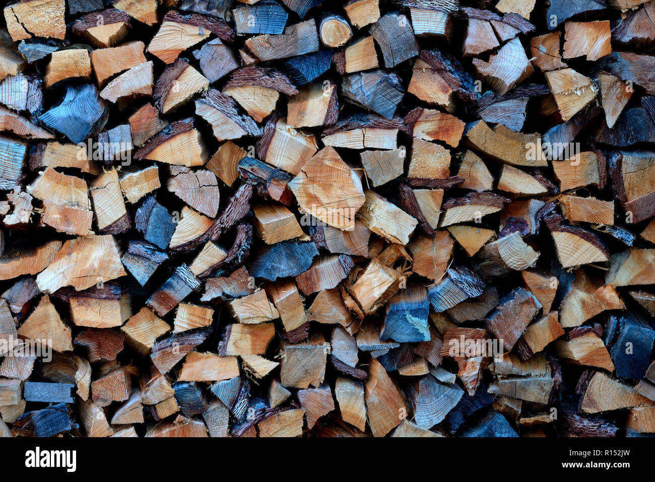 Aufgestapeltes Brennholz, Holzscheit, Holzscheite, Lagerung Stockfoto