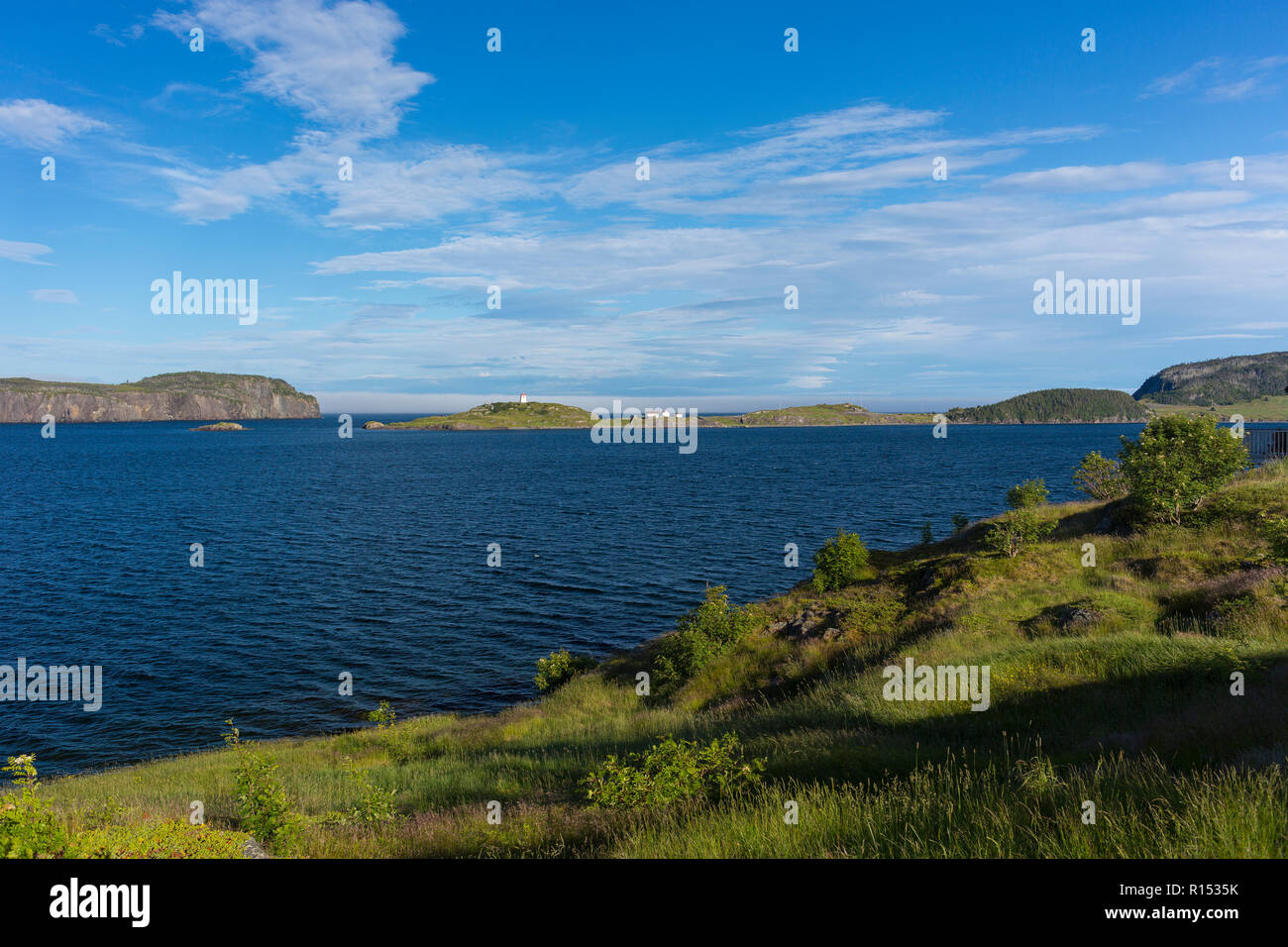 Dreifaltigkeit, Neufundland, Kanada - Trinity Bay und Fort Point Lighthouse in der Entfernung. Stockfoto