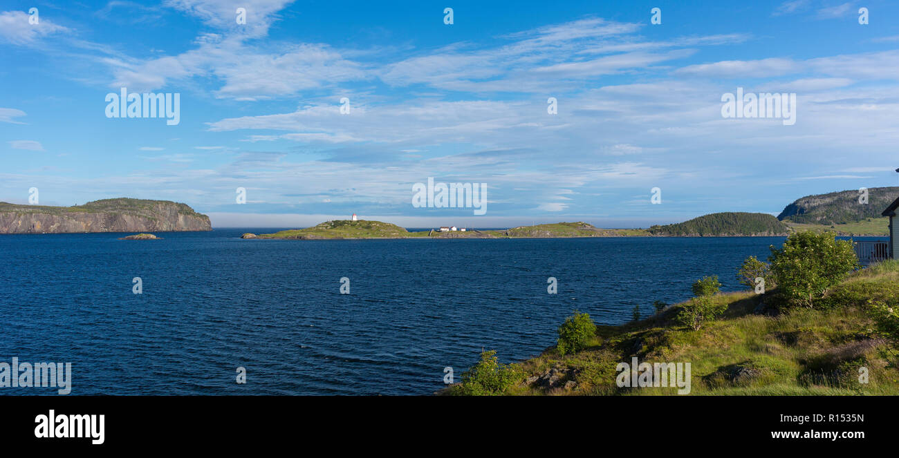 Dreifaltigkeit, Neufundland, Kanada - Trinity Bay und Fort Point Lighthouse in der Entfernung. Stockfoto