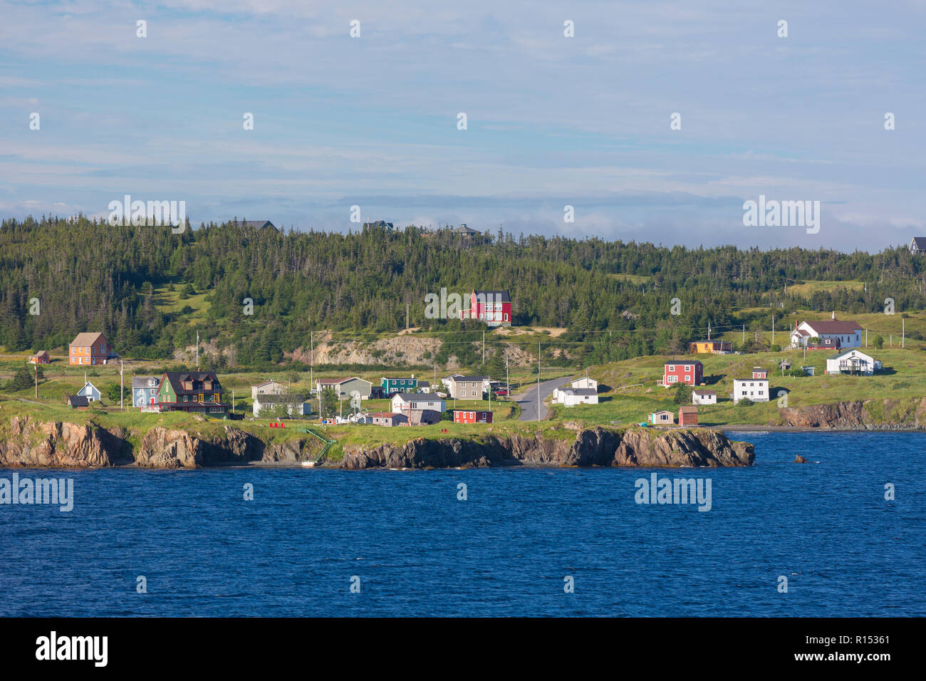 Dreifaltigkeit, Neufundland, Kanada - Wohnungen mit Blick auf den Hafen in der kleinen Stadt Trinity. Stockfoto