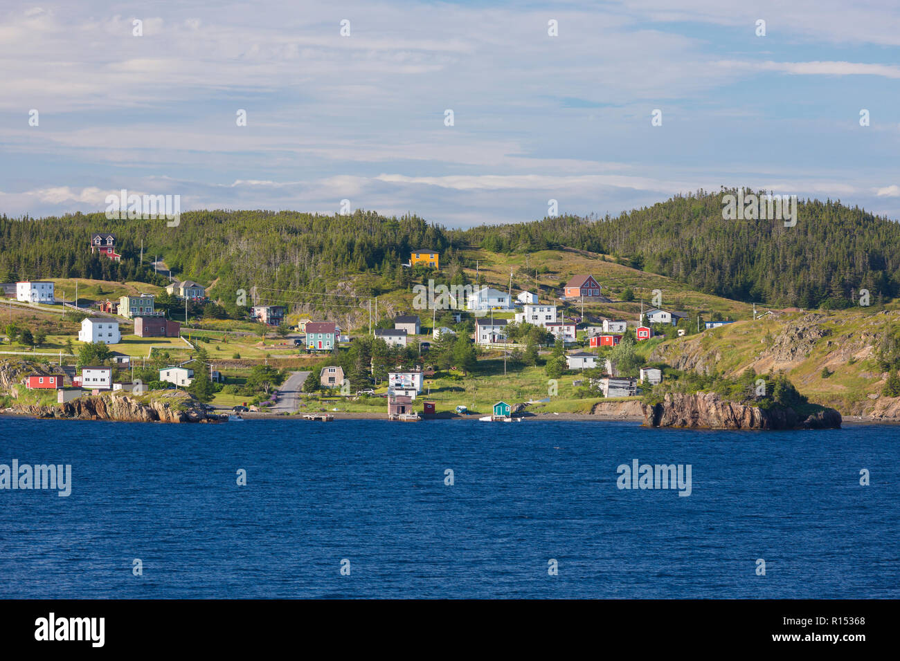 Dreifaltigkeit, Neufundland, Kanada - Wohnungen mit Blick auf den Hafen in der kleinen Stadt Trinity. Stockfoto