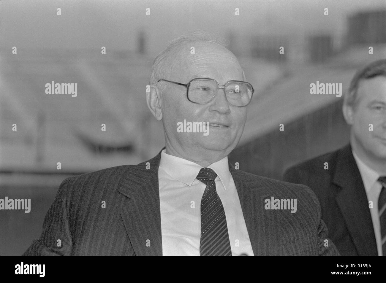 Moskau, UDSSR - Dezember 26, 1990: Vorsitzender des Ausschusses für Staatssicherheit (KGB) Wladimir Alexandrowitsch Kryuchkov Presse-Konferenz am 4. Kongress der Volksdeputierten der UDSSR Stockfoto