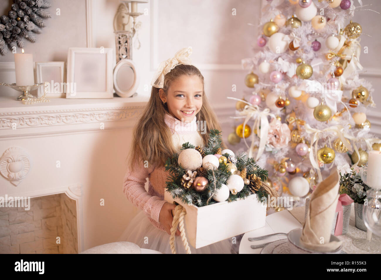Frohe Weihnachten feiern. Schöne Mädchen in ein Kleid in der Nähe von Den Weihnachtsbaum. Winterurlaub. Frohes neues Jahr. Stockfoto