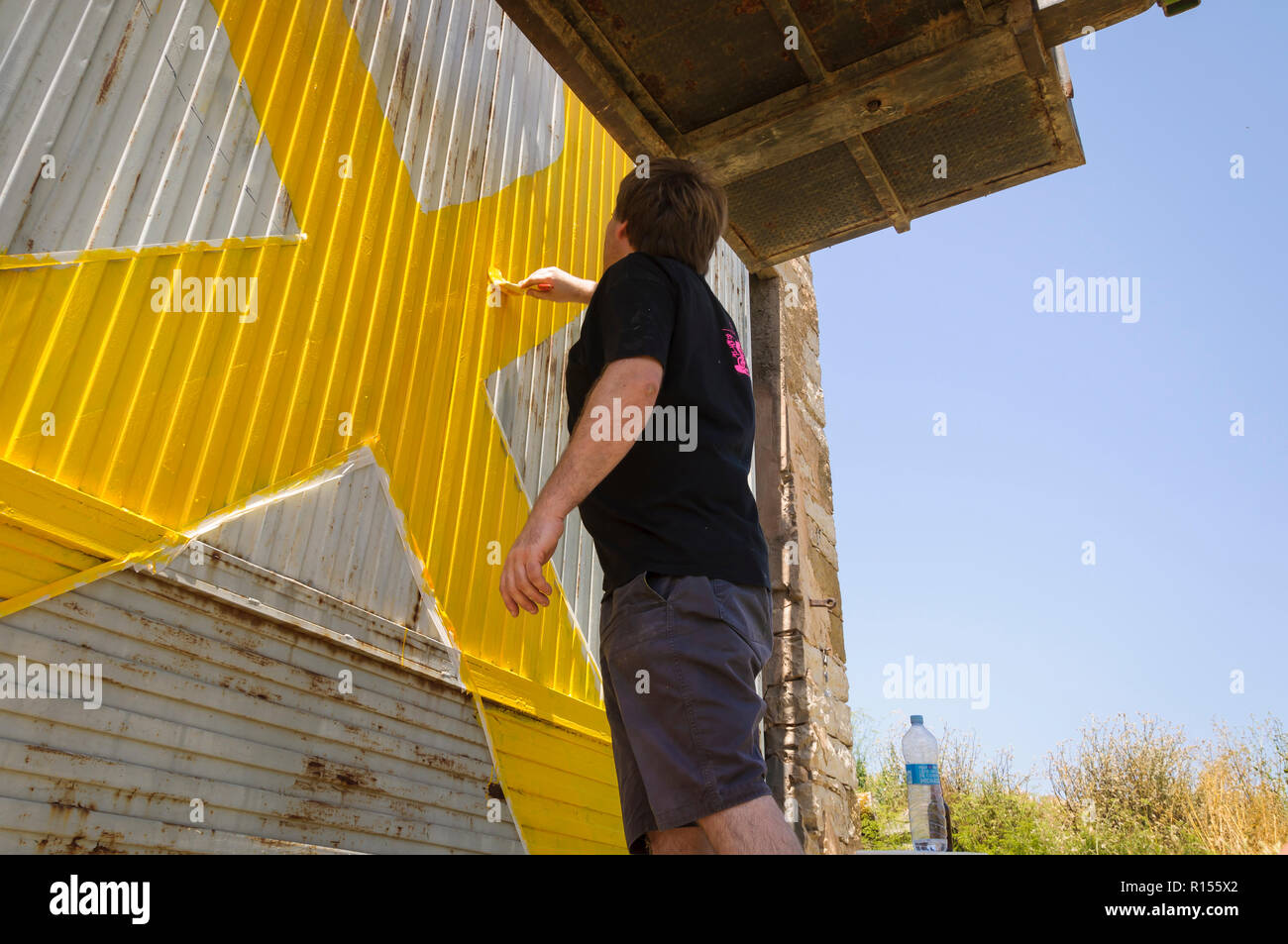 Menschen malen gelbe Band Stockfoto