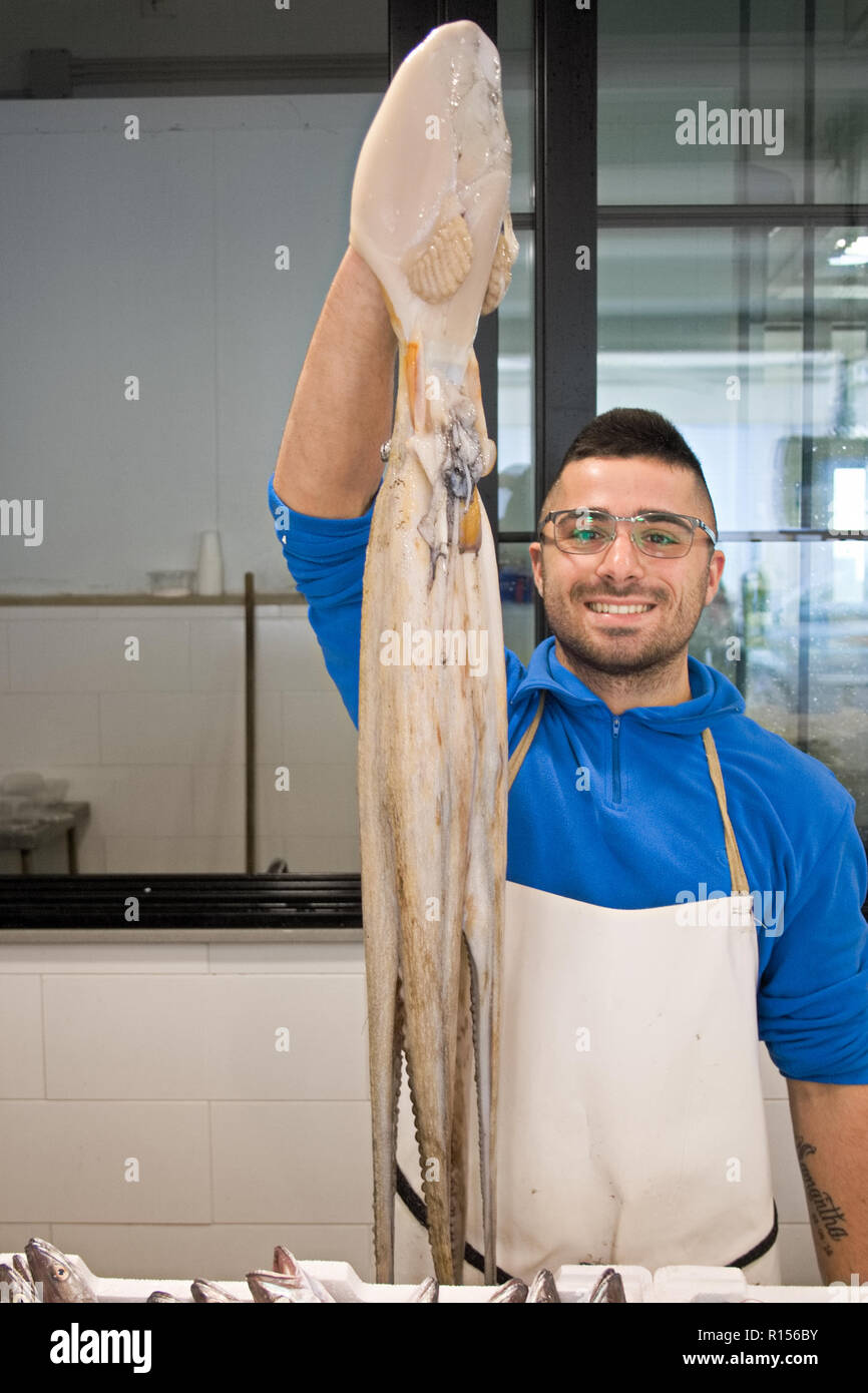 Bari, Apulien/Italien - 3. November 2018: Fischer hält einen großen Octopus oder in einem Fischmarkt Stockfoto